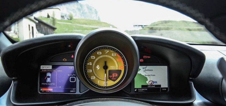 A Ferrari „halál komolyan” gondolja a SUV-ötletet
