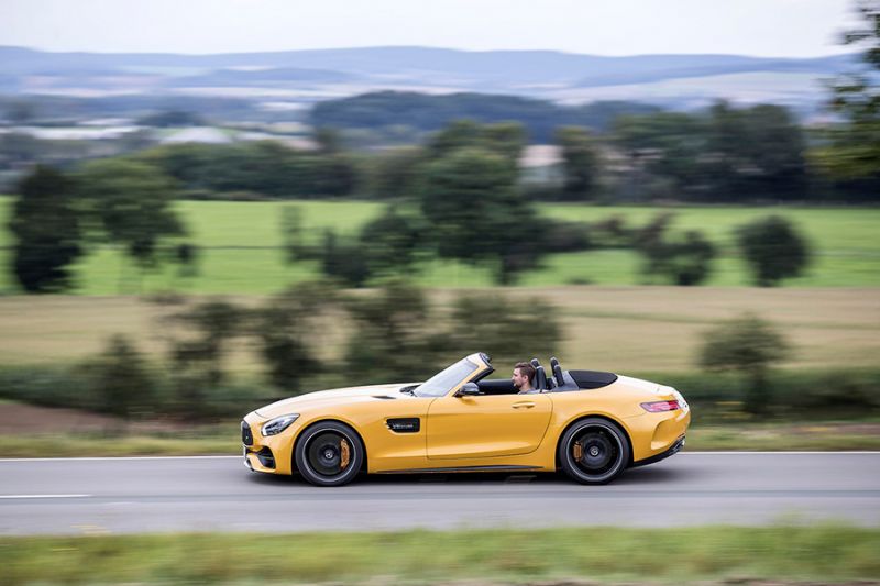 Mercedes-AMG GT C Roadster menetközben fényképezve