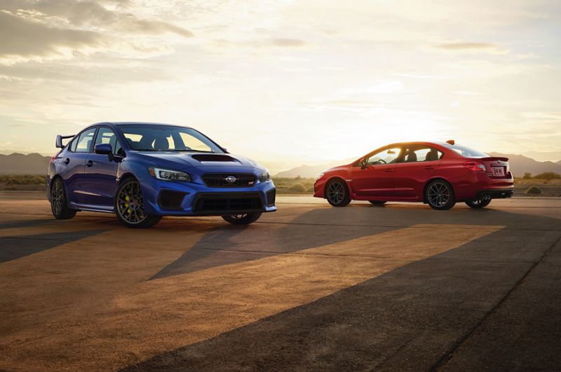 2018 Subaru WRX és WRX STI naplementében, kék és piros színben