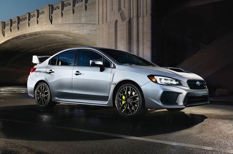 Subaru WRX STI ezüst színben brand fotón