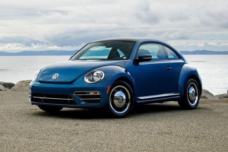 Volkswagen Beetle jelenlegi verziója tengerparti fotón