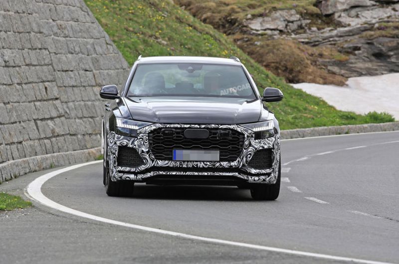 2019 Audi RS Q8 szemből fényképezve tesztelés közben kémfotón