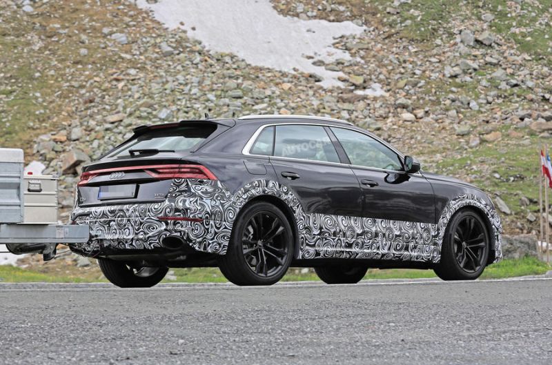 2019 Audi RS Q8 tesztelés közben fényképezve hátsó45 fokos szögből, kémfotón