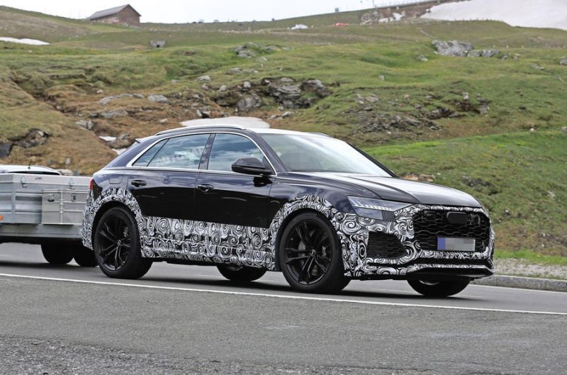 2019 Audi RS Q8 tesztelés alatt oldalnézetből