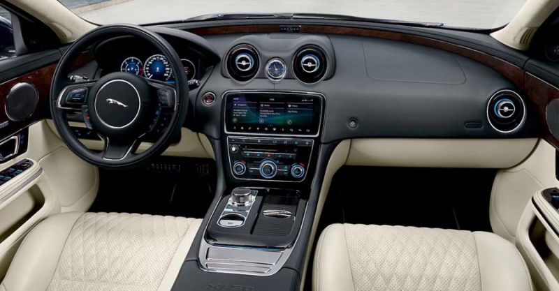 Jaguar XJ50 beltér, a különleges steppelt bőr ülésekkel