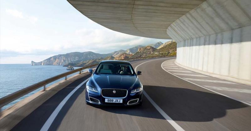 Jaguar XJ50 közúti fotón, szembe nézetből