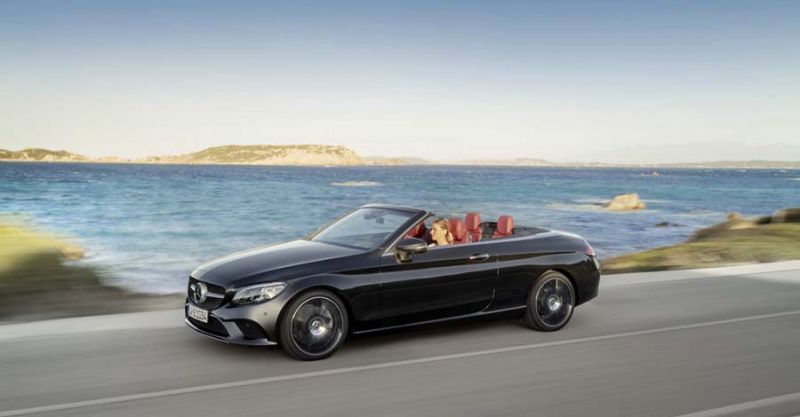 2019 Mercedes-Benz C-Osztály Cabriolet tengerparti úton