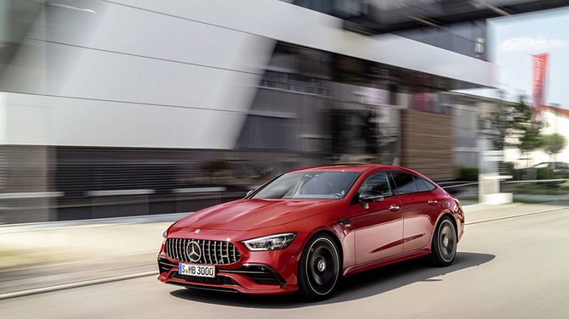 Mercedes AMG GT 43, elölről.