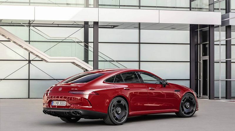 Mercedes AMG GT 43, hátulról.