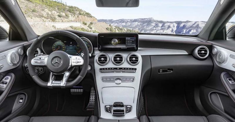 2019 Mercedes-Benz C-osztály utastere, a frissített nagyobb érintőkijelzővel