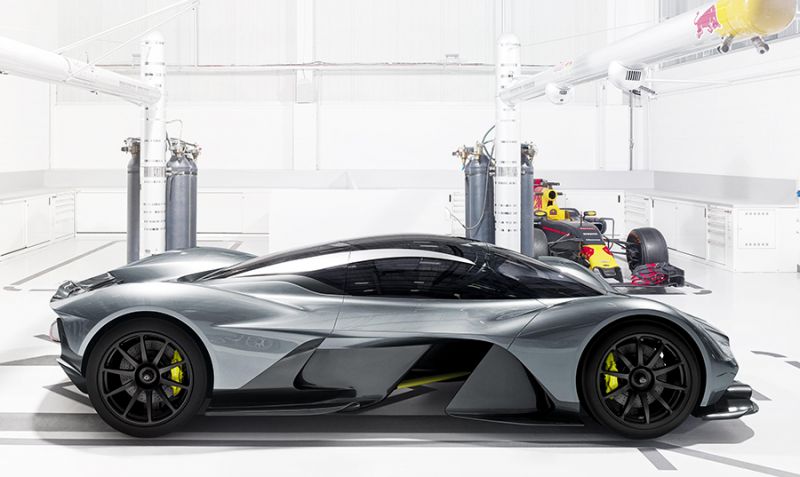 2020 Aston Martin Vanquish oldalról egy Redbull matricás Forma1 autóval