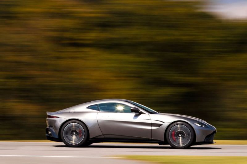 Aston Martin Vantage oldala