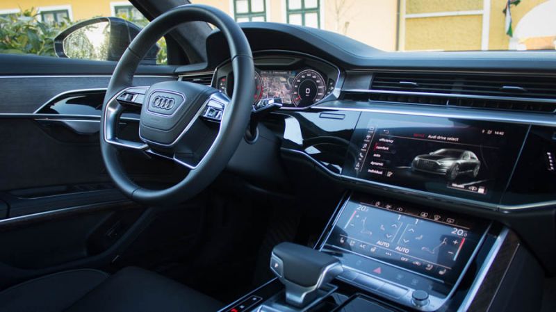 2018 Audi A8 megannyi kijelzővel