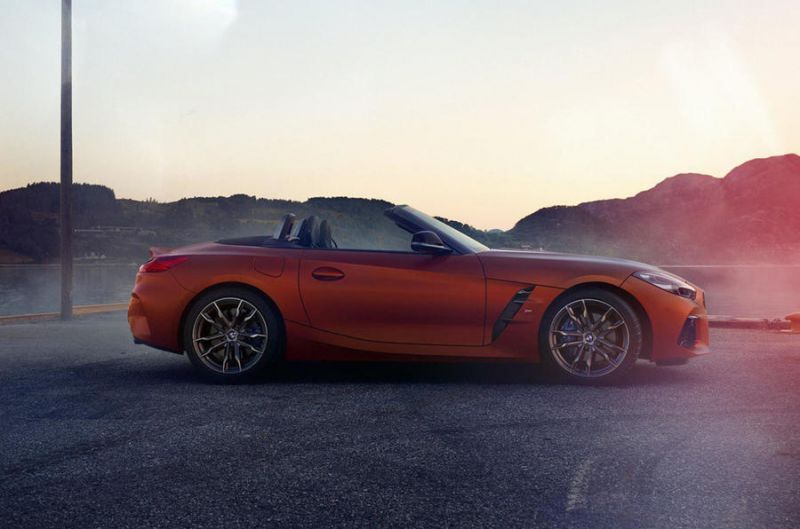  kilincseket, a fémtető helyett pedig vásznat kapott a legújabb Z4 Roadster