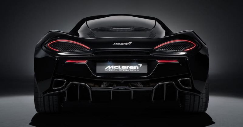 McLaren 570GT MSO Black Collection hatsónézetből stúdiófotón