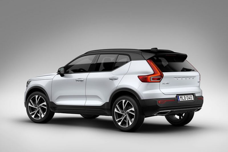 Volvo XC40 SUV műtermi fotón, hátsó nézetből
