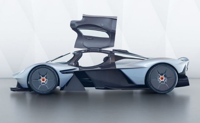 Aston Martin Valkyrie AMR Pro utcai változat
