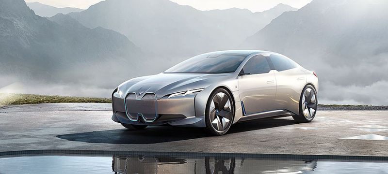 BMW i Vision Concept tanulmány autó 45 fokos szögből, hegyi környezetben, vízből vissza tükröződve