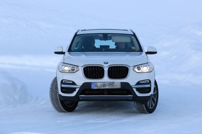 BMW iX3 skandináv teszten havas környezetben szemből