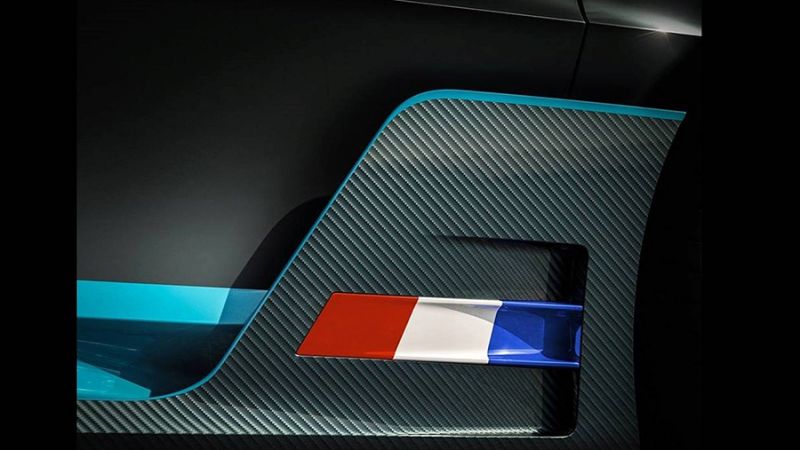  Bugatti Divo karbon karosszéria elem, a francia zászlóval.