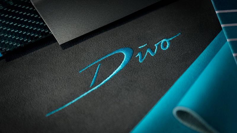  Bugatti Divo logója, fekete és kék színekben.