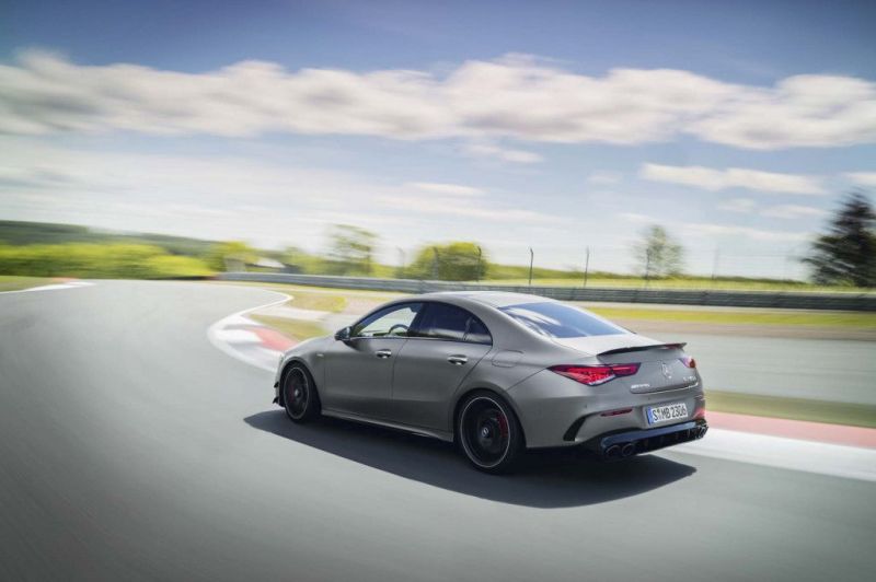 Mercedes-AMG CLA S kanyarodik