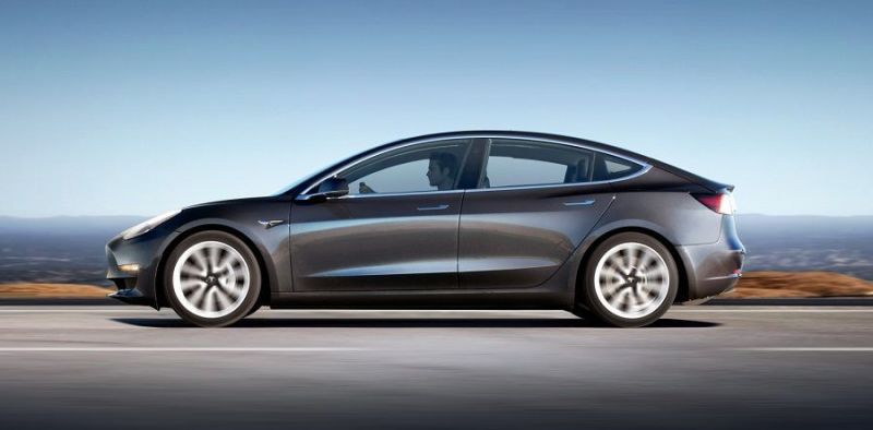 A Tesla Model 3 iránt nagy az igény, 455 ezer előjegyzés van már rá