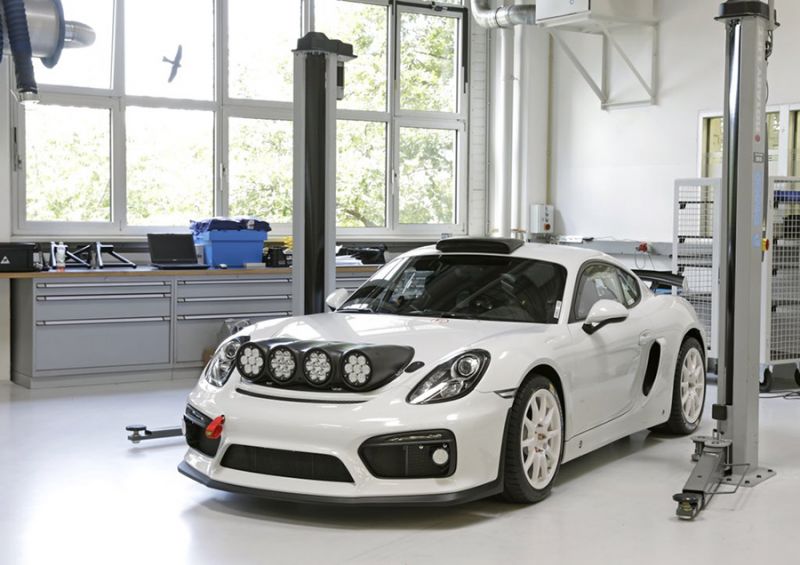 Porsche Caymsn GT4 Rallye Concept fehér színben, műhelyben fotózva.