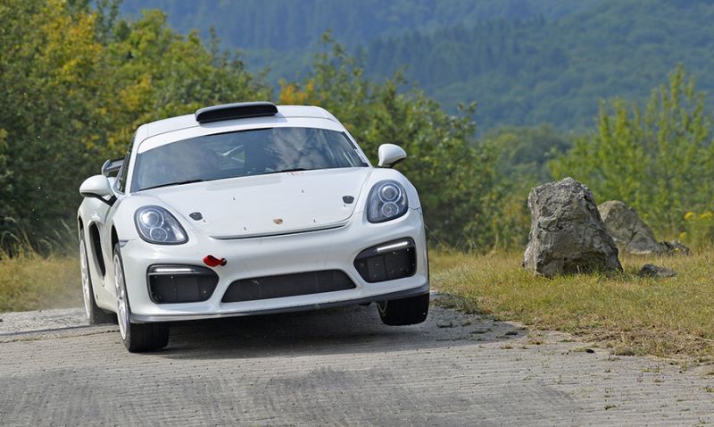 Porsche Cayman GT4 Rallye Concept fehér színben, pályán fotózva.