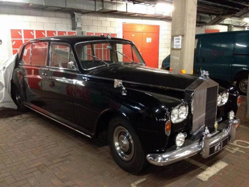 Luxus Rolls Royce a föld alatt