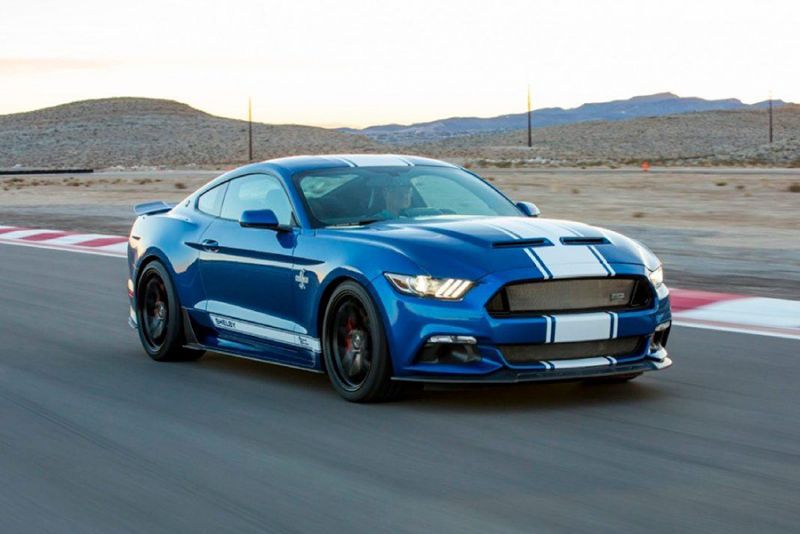 Ford Mustang Shelby GT500 szemből menetközben