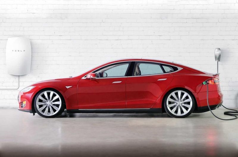 A Tesla a napelemes tetőcserepekkel akarja tölteni az autóit